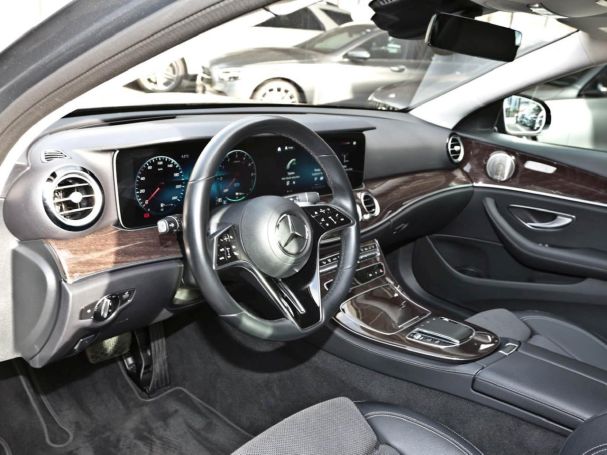 Mercedes-Benz E 300 de T Avantgarde Night Distronic Burmester