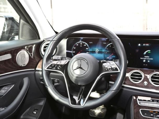 Mercedes-Benz E 300 de T Avantgarde Night Distronic Burmester
