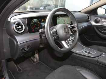 Mercedes-Benz E 300 e T AMG Night Panorama Distronic AHK Memory