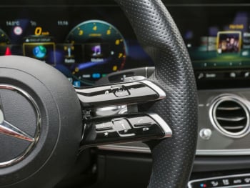 Mercedes-Benz E 450 4M T AMG Panorama Burmester HeadUp AHK 360°
