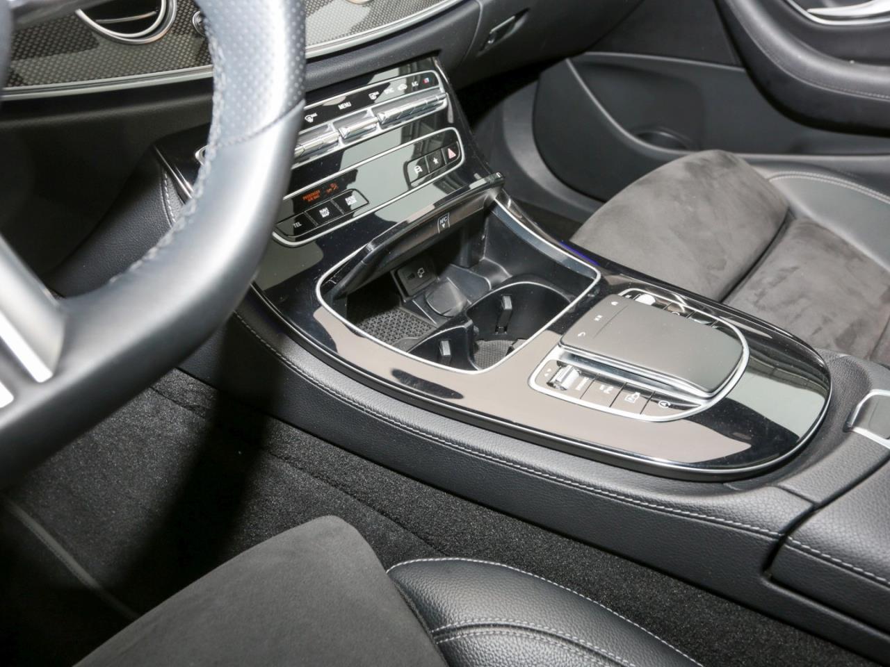 Mercedes-Benz E 450 4M T AMG Panorama Burmester HeadUp AHK 360°