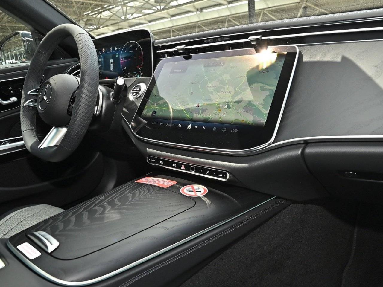 Mercedes-Benz E 220 d T-Modell AMG Panorama Distronic 360° AHK