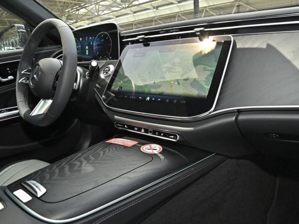 Mercedes-Benz E 220 d T-Modell AMG Panorama Distronic 360° AHK