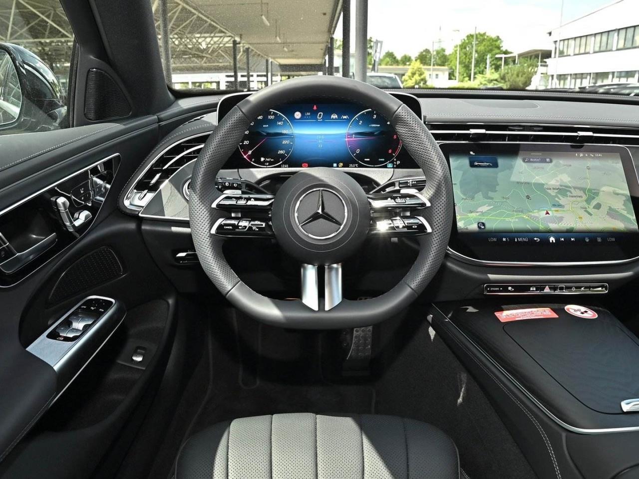 Mercedes-Benz E 220 d T-Modell AMG Panorama Distronic 360° AHK