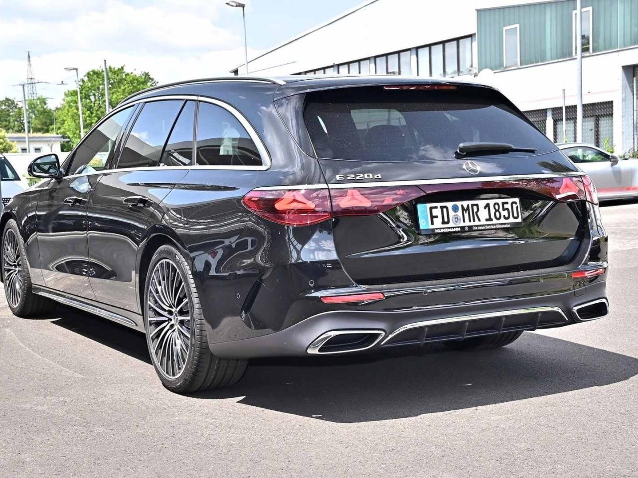 Mercedes-Benz E 220 d T-Modell AMG Panorama Distronic 360° AHK