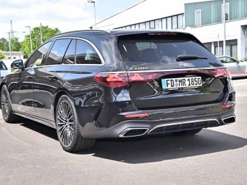 Mercedes-Benz E 220 d T-Modell AMG Panorama Distronic 360° AHK