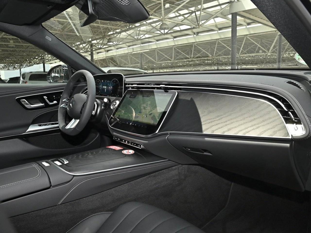 Mercedes-Benz E 220 d T-Modell AMG Panorama Distronic 360° AHK