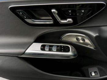 Mercedes-Benz E 300 de 4M T AMG Distronic Panorama Burmester Mercedes-Benz E 300 de 4M T AMG Distronic Panorama Burmester