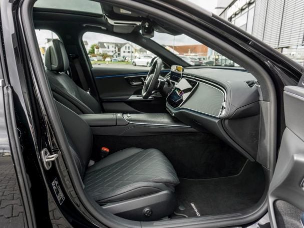 Mercedes-Benz E 300 de 4M T AMG Distronic Panorama Burmester