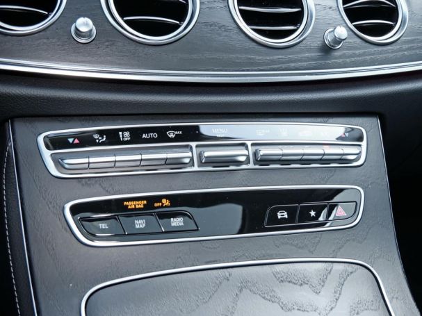 Mercedes-Benz E 300 de  Avantgarde Navi Schiebedach Distronic