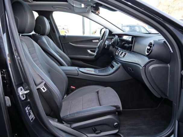 Mercedes-Benz E 300 de  Avantgarde Navi Schiebedach Distronic