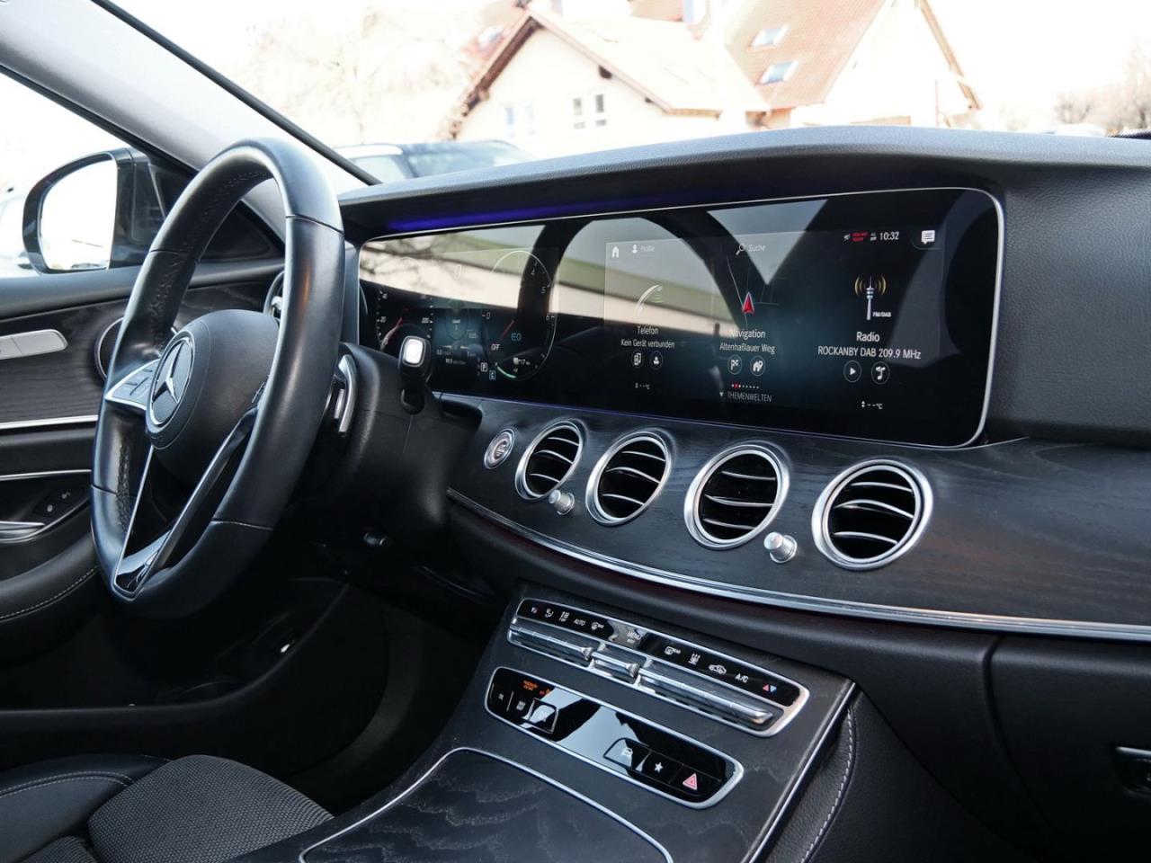Mercedes-Benz E 300 de  Avantgarde Navi Schiebedach Distronic