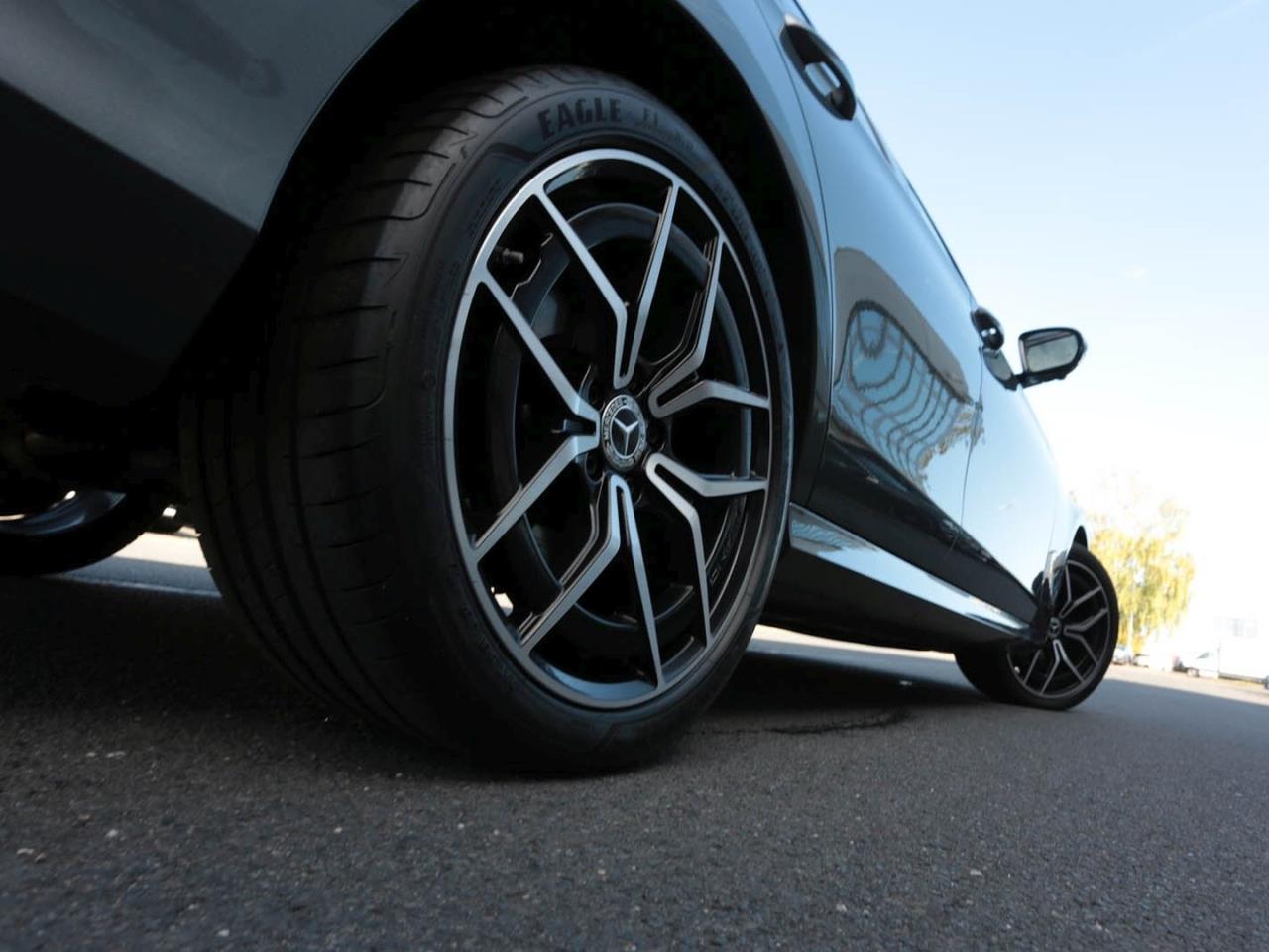 Mercedes-Benz E 300 e 4M AMG Night Panorama 360° AHK Distronic