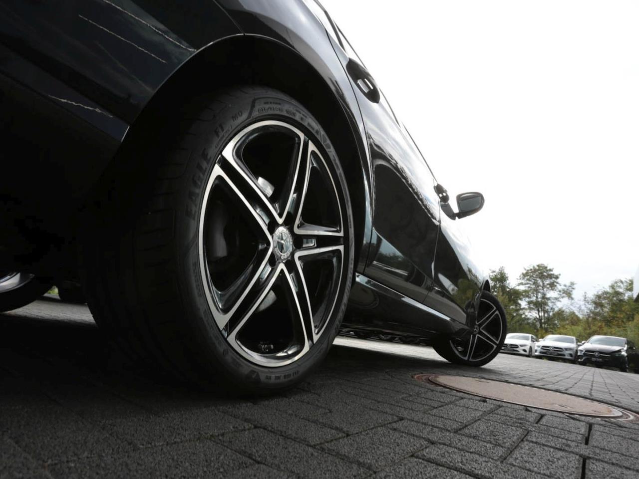 Mercedes-Benz E 300 e  Avantgarde Night Panorama Distronic+