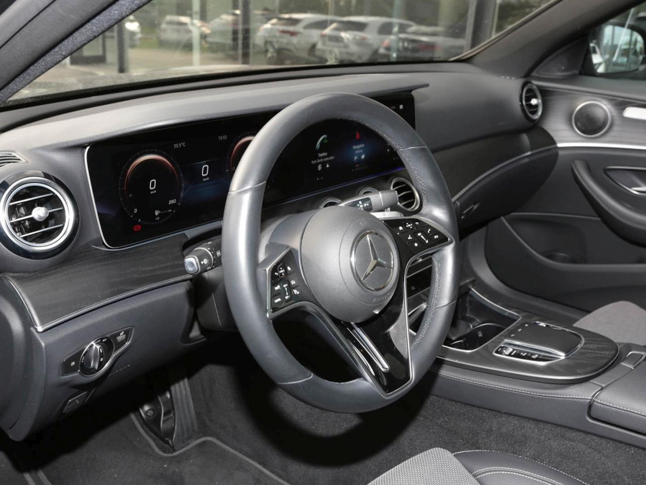 Mercedes-Benz E 300 e  Avantgarde Night Panorama Distronic+