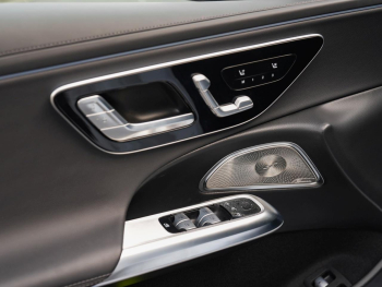 Mercedes-Benz E 300 e Avantgarde Superscreen Distronic 360°