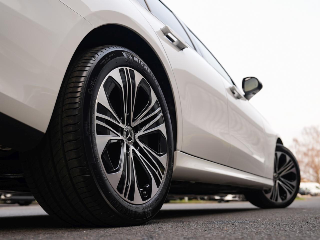 Mercedes-Benz E 300 e Avantgarde Superscreen Distronic 360°