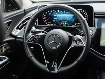 Mercedes-Benz E 300 e Avantgarde Superscreen Distronic 360°