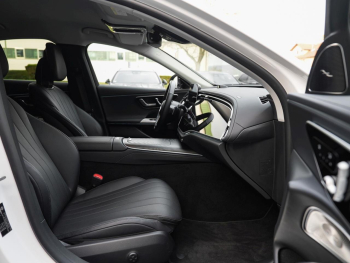 Mercedes-Benz E 300 e Avantgarde Superscreen Distronic 360°