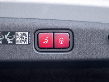 Mercedes-Benz E 400 e 4M AMG Night Panorama Distronic AHK 360°