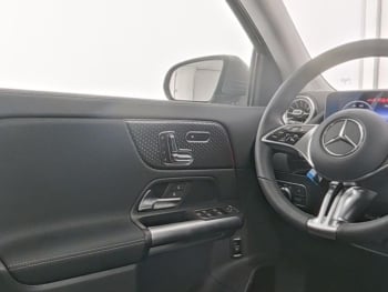 Mercedes-Benz EQA 300 4M Progressive Distronic AHK Kamera SHZ