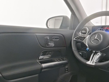 Mercedes-Benz EQA 300 4M Progressive Distronic AHK Kamera SHZ