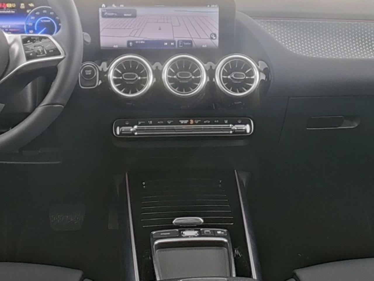 Mercedes-Benz EQA 300 4M Progressive Distronic AHK Kamera SHZ