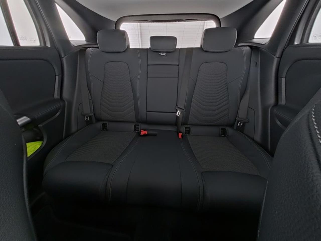 Mercedes-Benz EQA 300 4M Progressive Distronic AHK Kamera SHZ