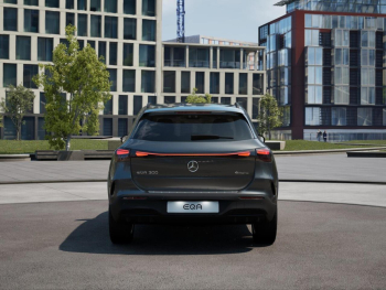 Mercedes-Benz EQA 300 4M AMG Night Panorama Distronic AHK