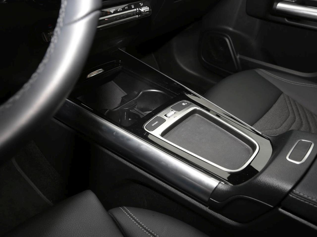 Mercedes-Benz EQA 300 4M Progressive Navi ParkP EasyP Kamera