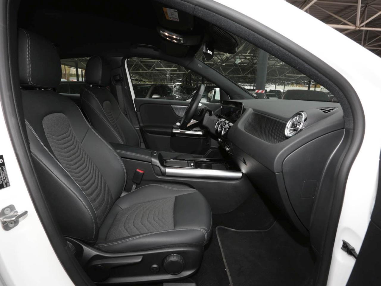 Mercedes-Benz EQA 300 4M Progressive Navi ParkP EasyP Kamera