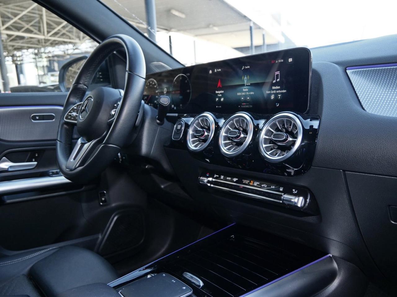 Mercedes-Benz EQA 300 4M Progressive Night Kamera AMG Felgen