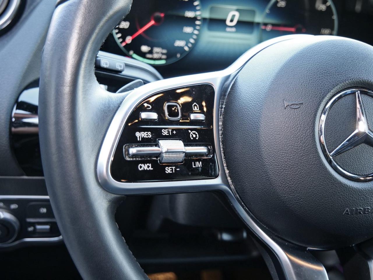 Mercedes-Benz EQA 300 4M Progressive Night Kamera AMG Felgen