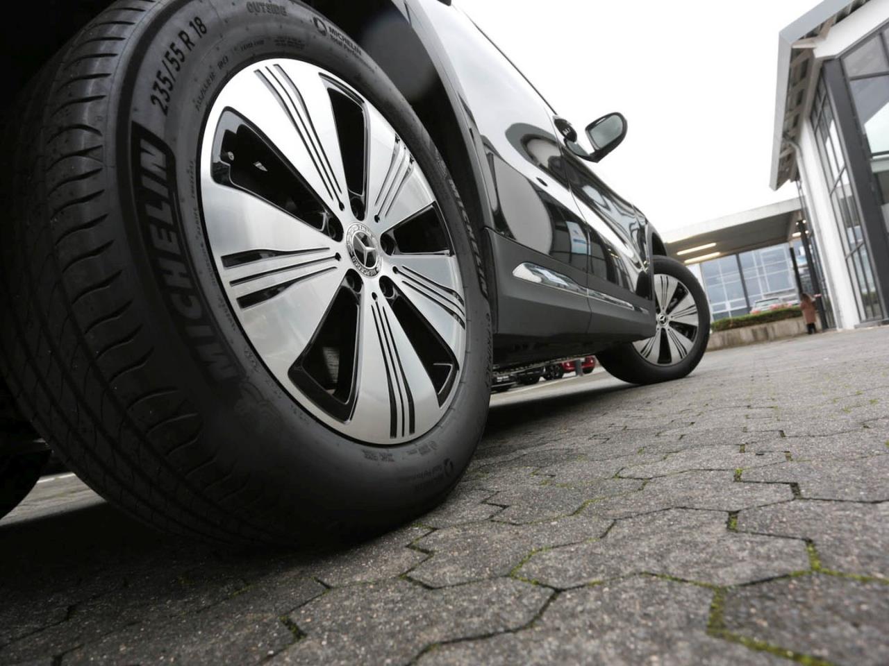 Mercedes-Benz EQA 350 4M Progressive MBUX Navi Panorama Kamera