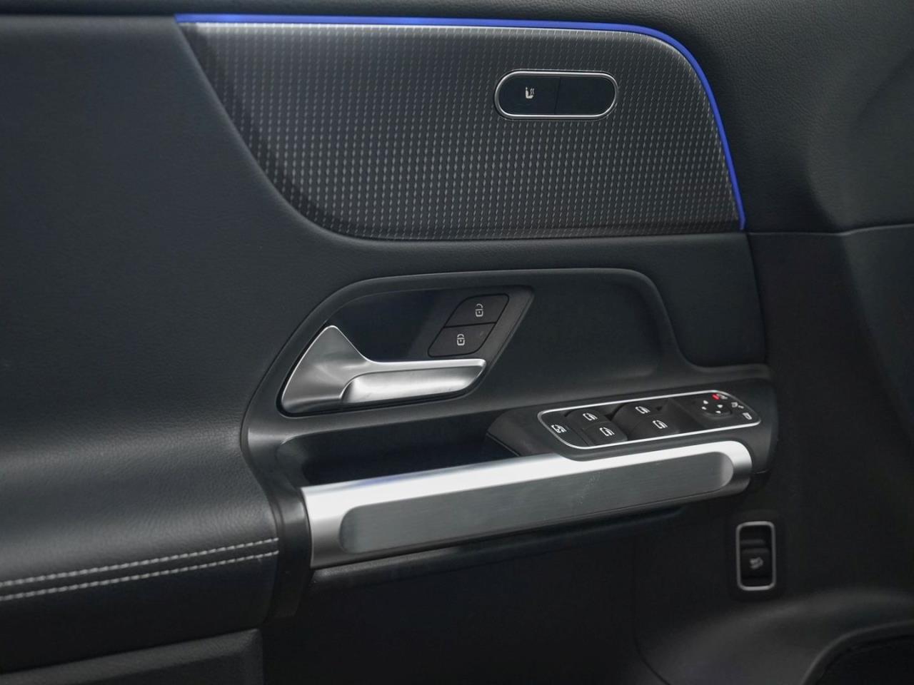 Mercedes-Benz EQB 250 Night Distronic Kamera EasyPack SpiegelP