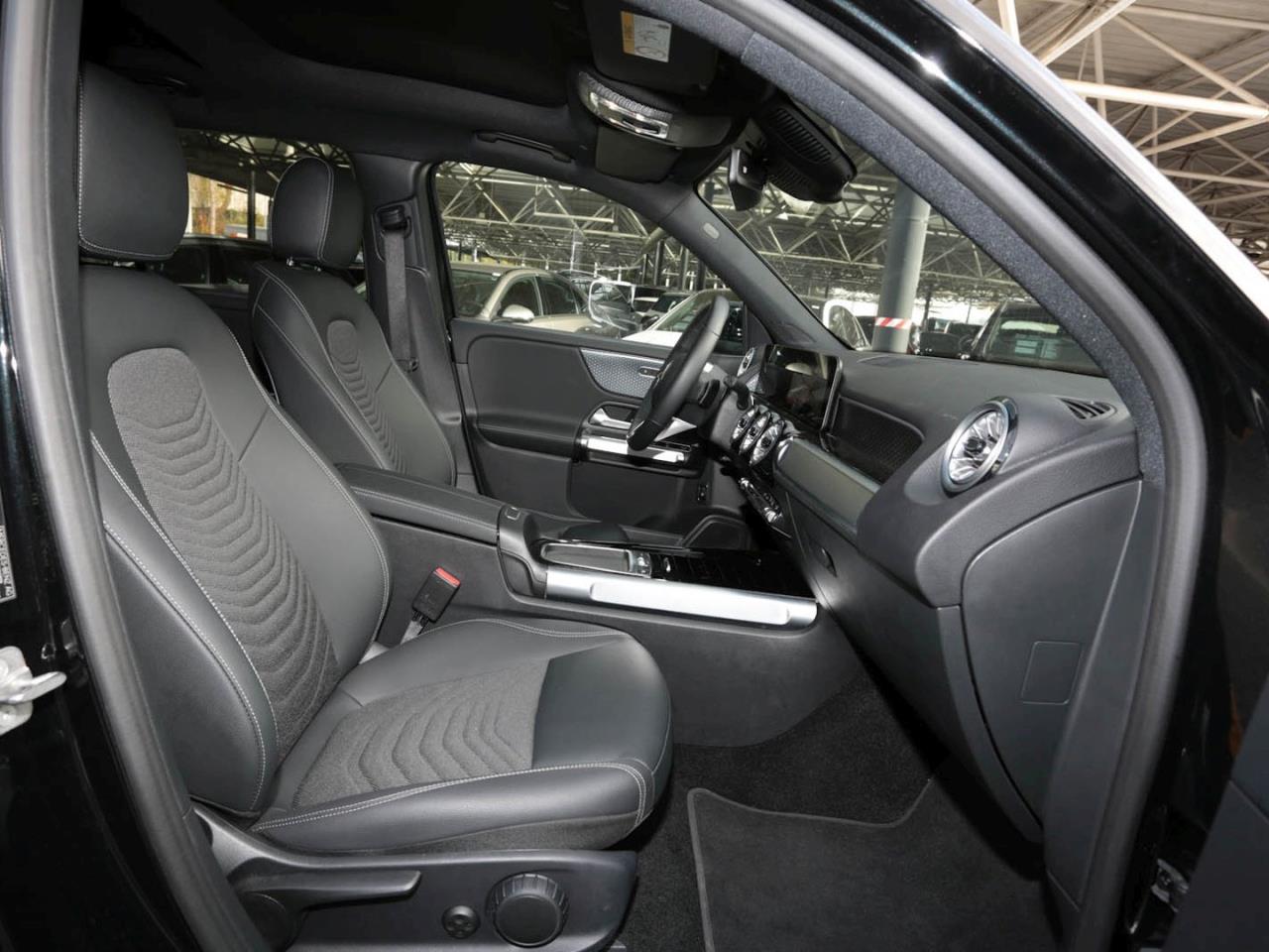 Mercedes-Benz EQB 300 4M Progressive Panorama Distronic Kamera