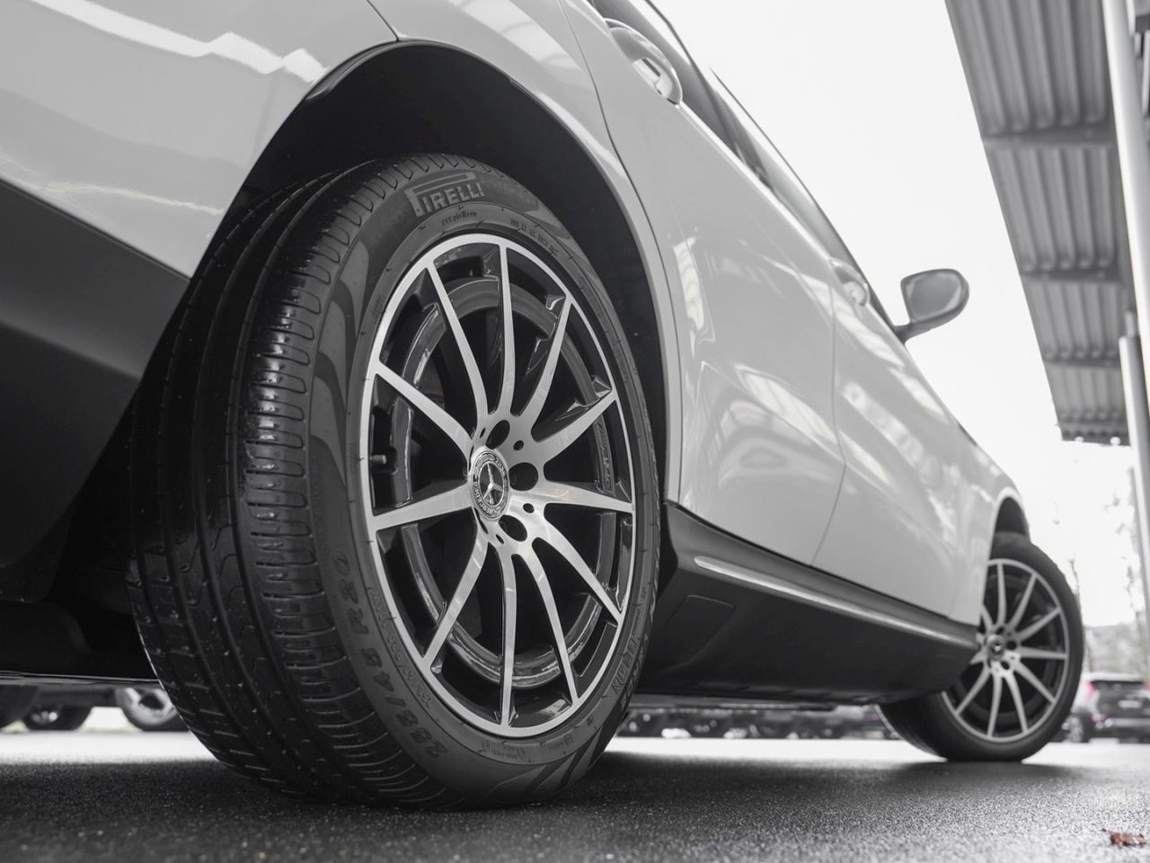 Mercedes-Benz EQC 400 4M AMG Line AMG Schiebedach Distronic