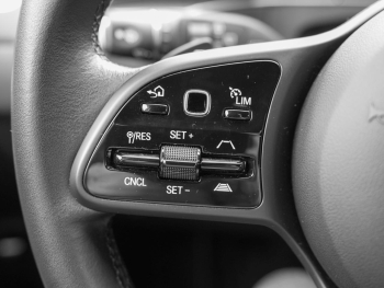 Mercedes-Benz EQC 400 4M AMG Navi Distronic 360°Kamera AHK