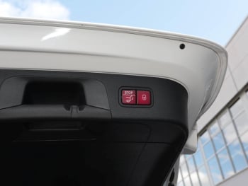 Mercedes-Benz EQC 400 4M AMG Distronic Schiebedach 360° Keyless