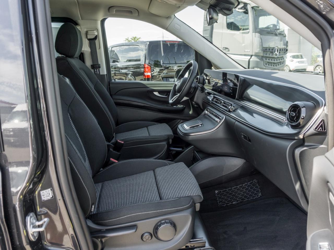 Mercedes-Benz EQV 300 Lang Navi Distronic Airmatic NP 92.404 Mercedes-Benz EQV 300 Lang Navi Distronic Airmatic NP 92.404