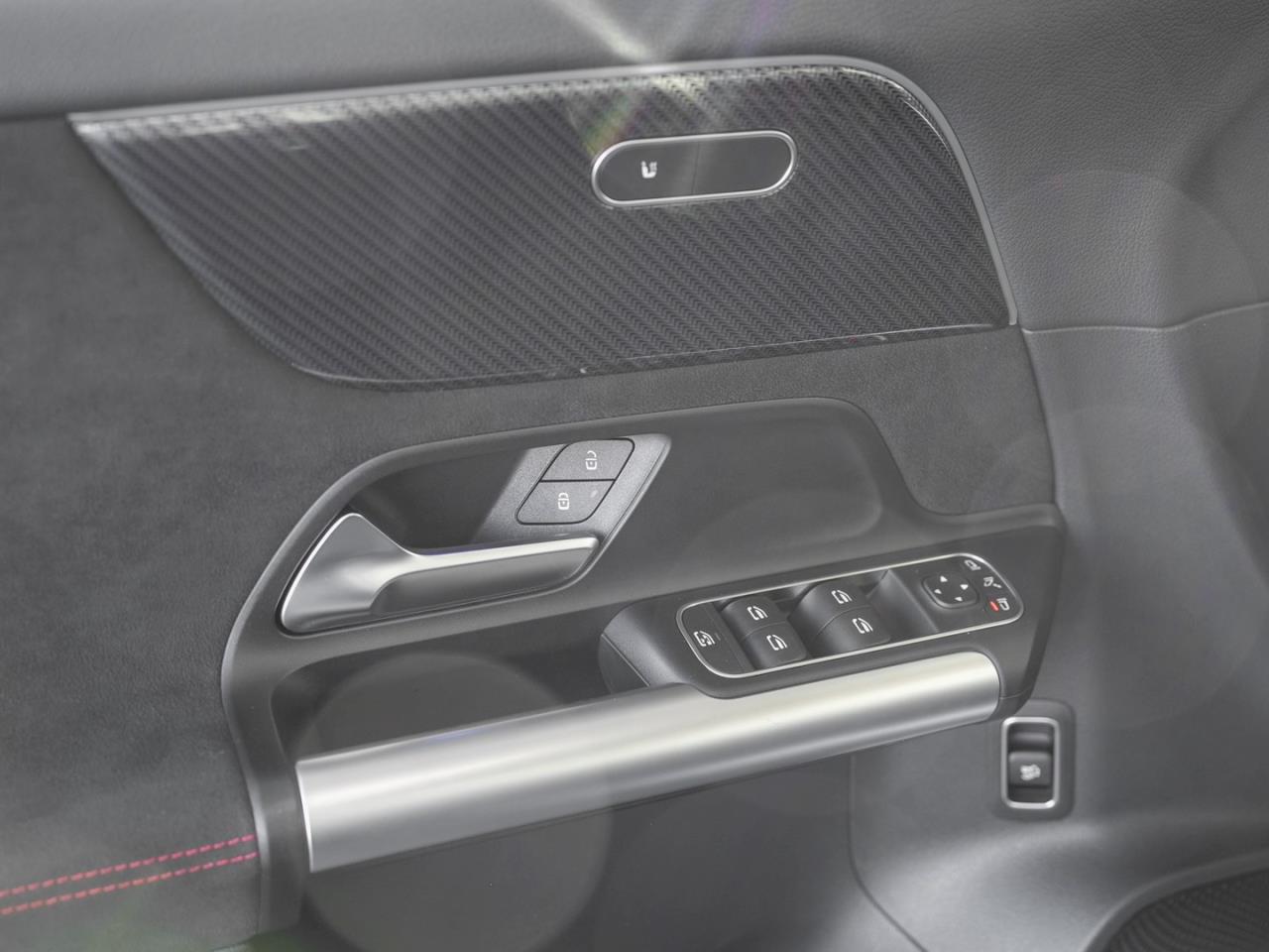 Mercedes-Benz GLA 180 d AMG Totwinkel AHK Premium-Paket SHZ