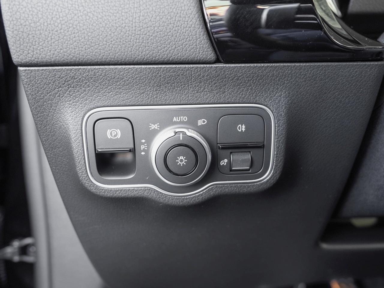 Mercedes-Benz GLA 180 d AMG Totwinkel AHK Premium-Paket SHZ