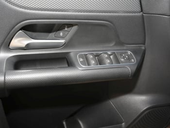 Mercedes-Benz GLA 180 d MBUX Navigation+ SpurH LED Sitzheizung