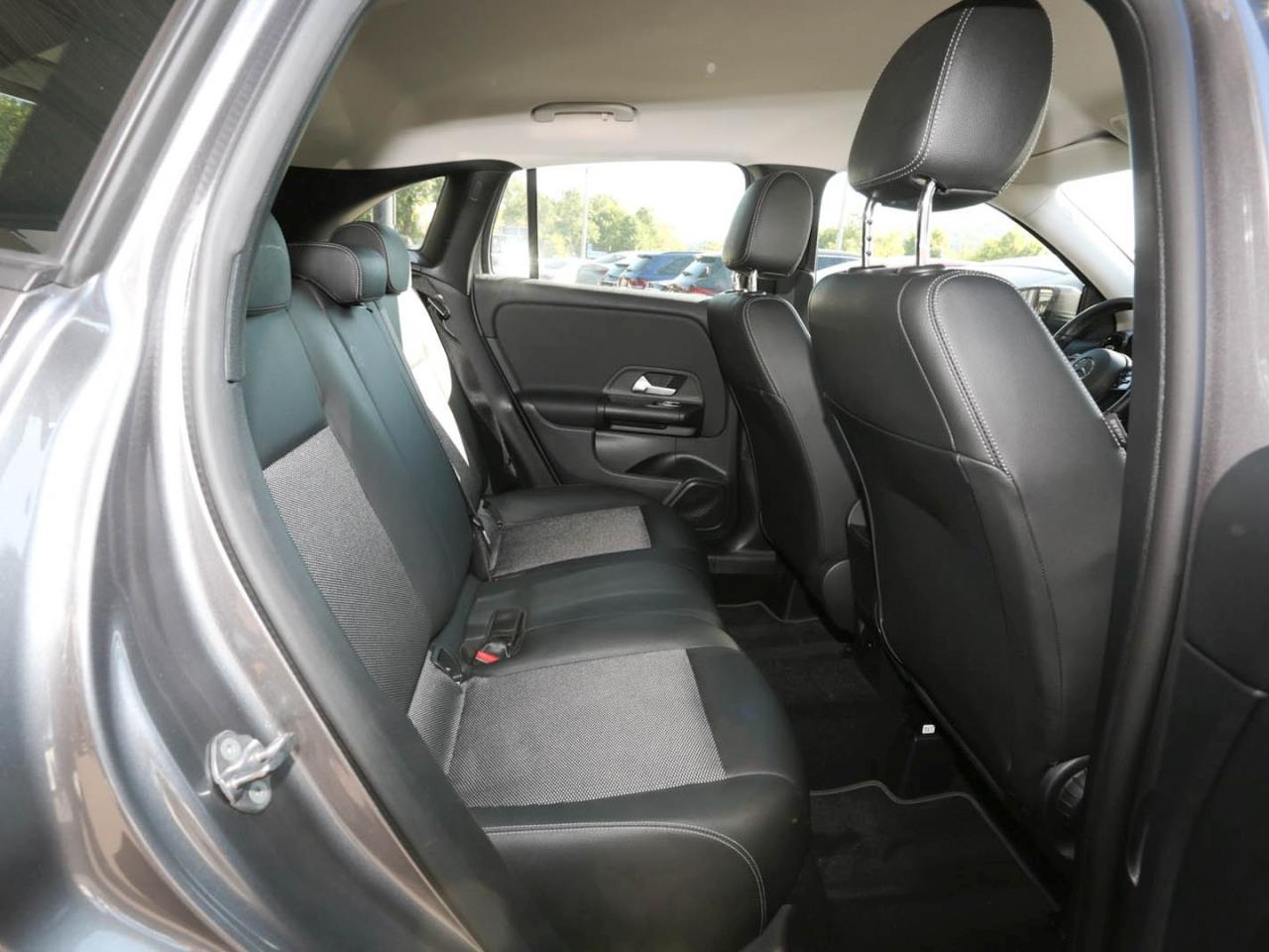 Mercedes-Benz GLA 180 d MBUX Navigation+ SpurH LED Sitzheizung