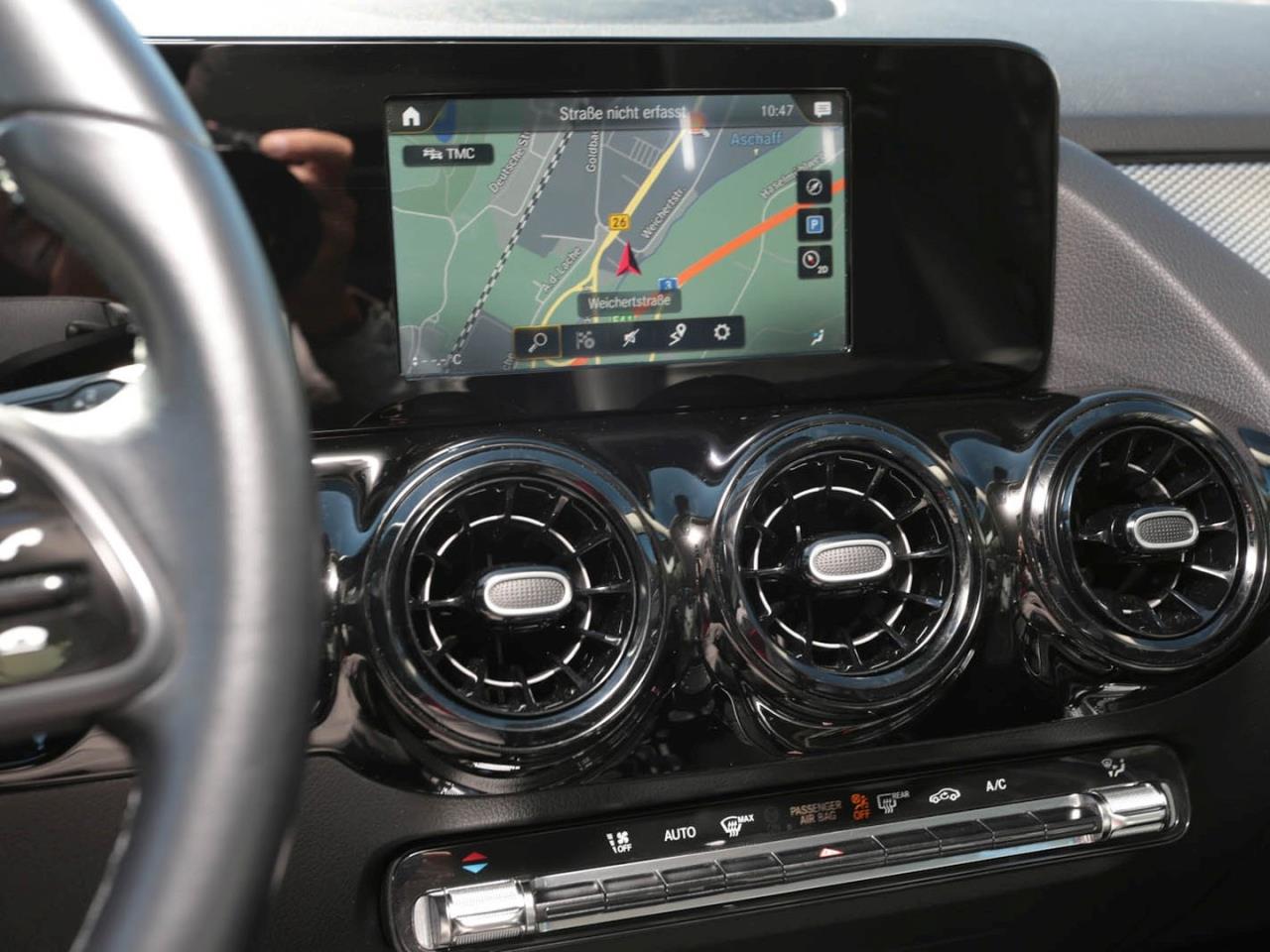 Mercedes-Benz GLA 180 d MBUX Navigation+ SpurH LED Sitzheizung