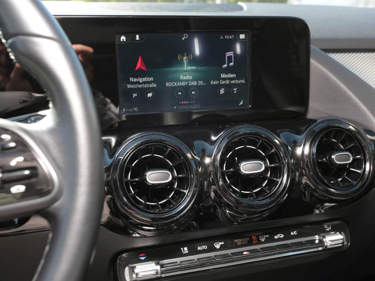 Mercedes-Benz GLA 180 d MBUX Navigation+ SpurH LED Sitzheizung