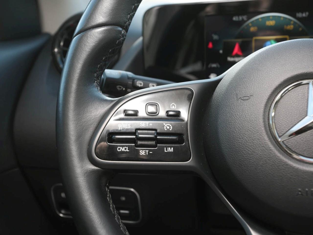 Mercedes-Benz GLA 180 d MBUX Navigation+ SpurH LED Sitzheizung