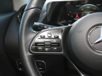 Mercedes-Benz GLA 180 d MBUX Navigation+ SpurH LED Sitzheizung