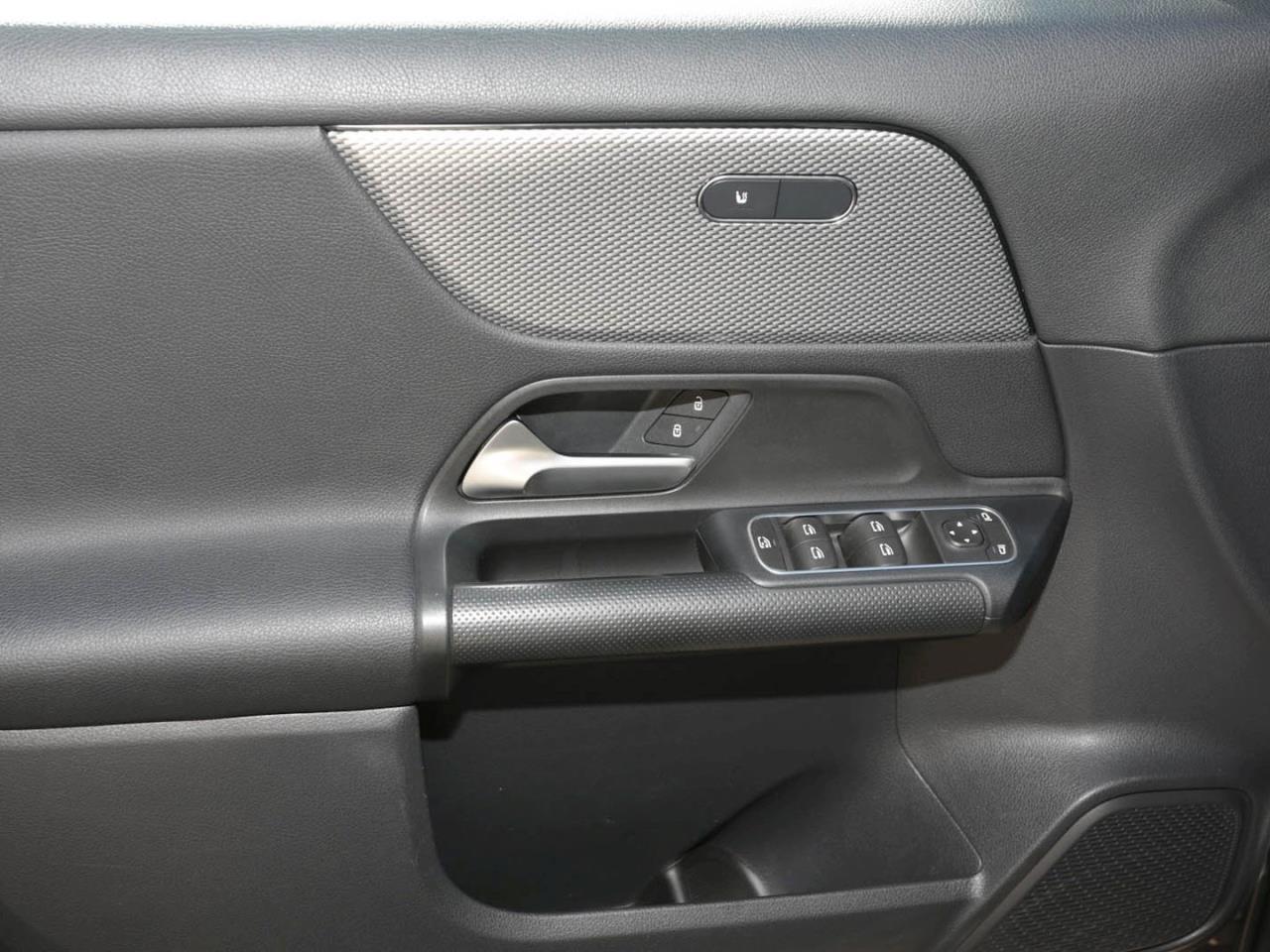 Mercedes-Benz GLA 180 d MBUX Navigation+ SpurH LED Sitzheizung