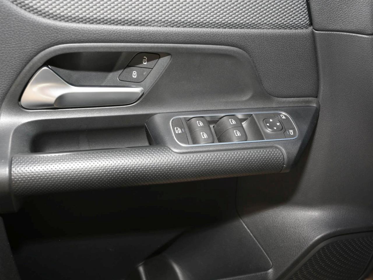 Mercedes-Benz GLA 180 d MBUX Navigation+ SpurH LED Sitzheizung